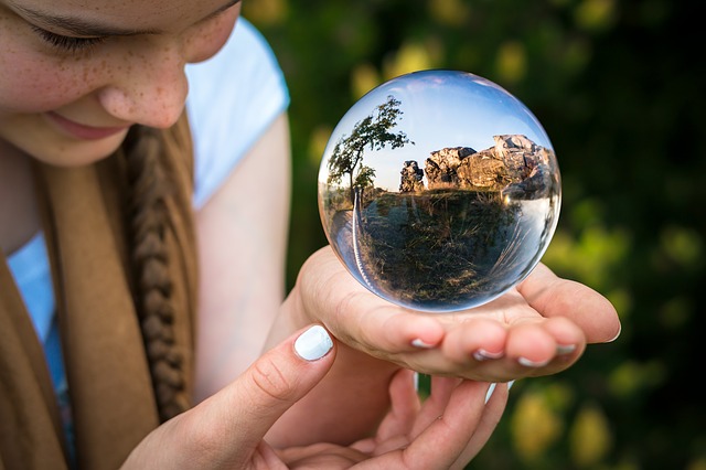 girl-read-crystal-ball girl-read-crystal-ball