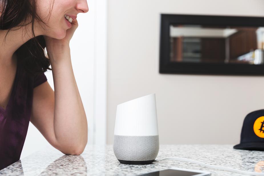 talking-to-smarthome-assistant-device_925x talking-to-smarthome-assistant-device_925x
